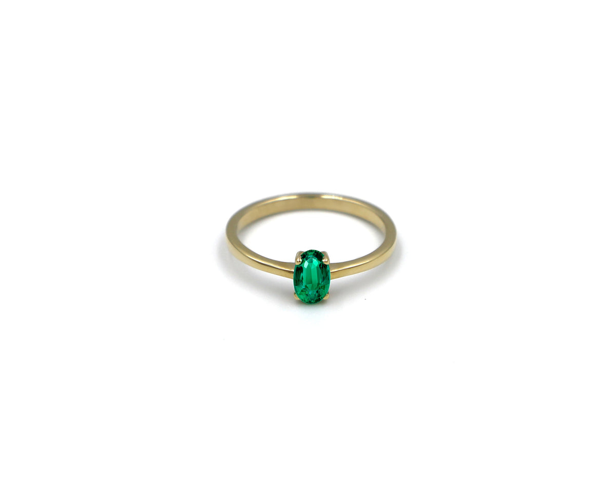 18K Gold Ring With Emerald Gemstone in Oval Shape