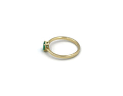 18K Gold Ring With Emerald Gemstone in Oval Shape