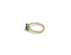 18K Gold Ring With Emerald Gemstone in Oval Shape