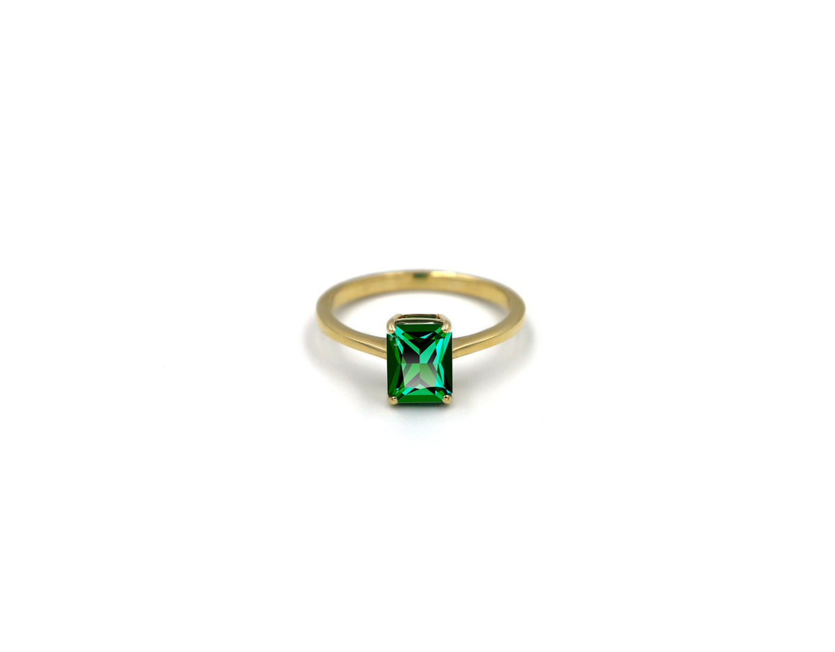 18K Gold Ring With Emerald Gemstone in Emerald Shape