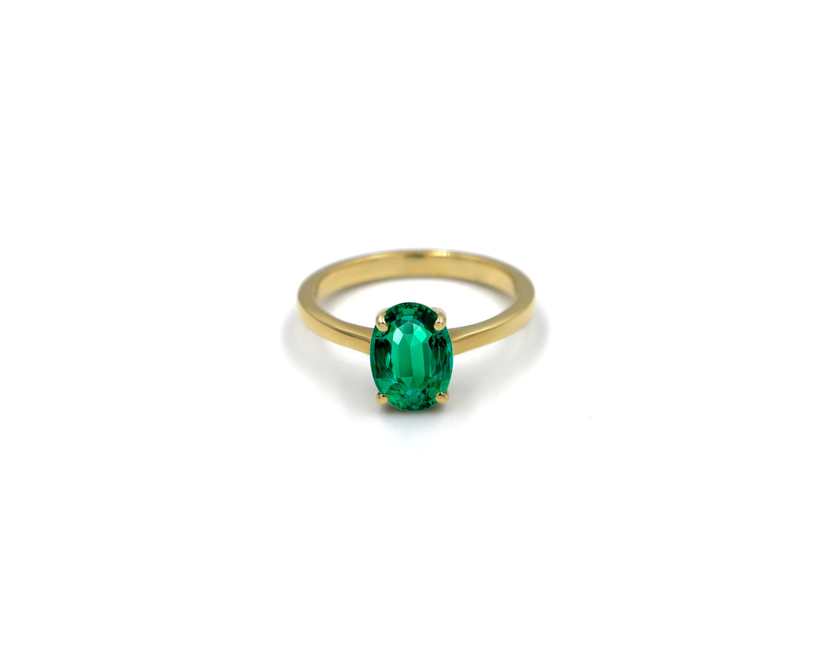 18K Gold Ring With Emerald Gemstone in Oval Shape