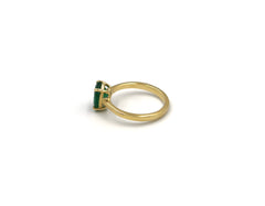 18K Gold Ring With Emerald Gemstone in Oval Shape