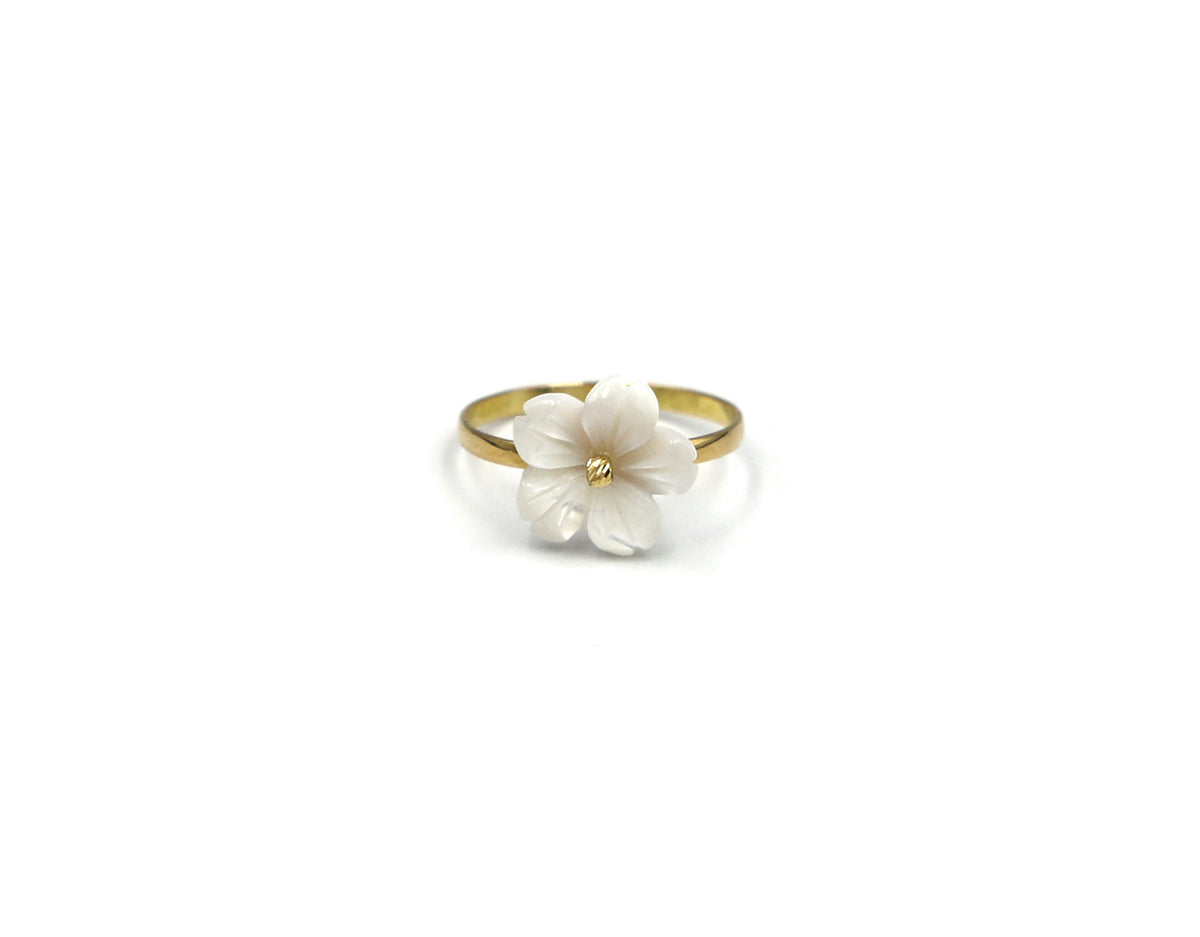 18K Gold Ring with white flower design R01220