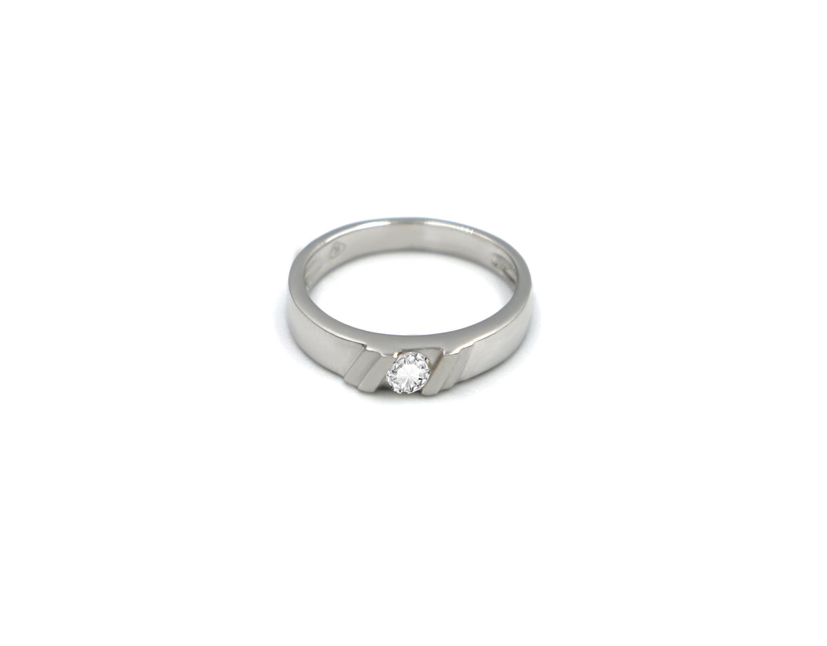 18K White Gold Ring With Diamond SK01540