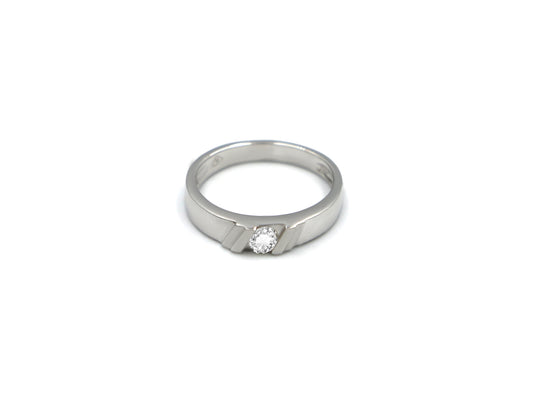 18K White Gold Ring With Diamond SK01540