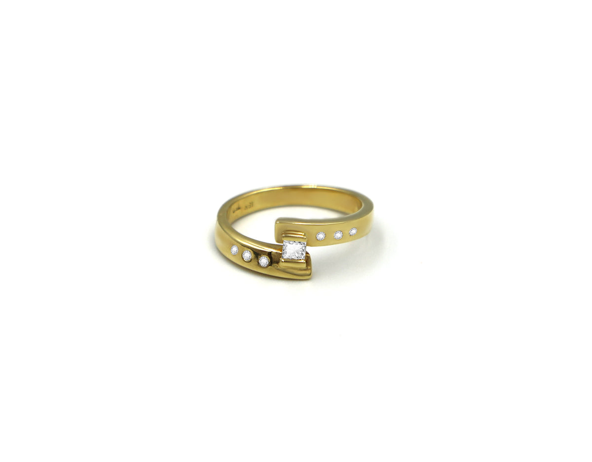 18K Gold Ring With Diamond UR00506