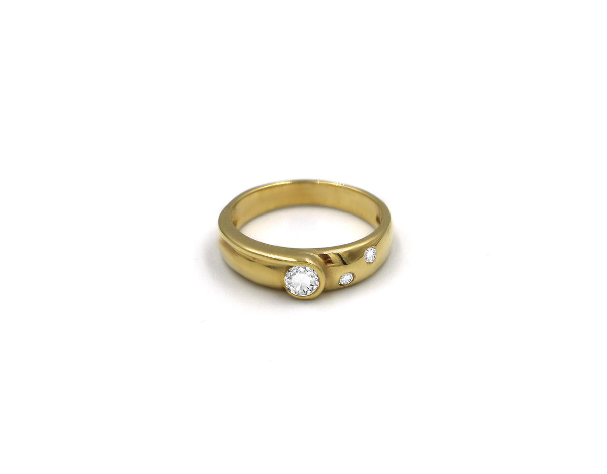 18K Gold Ring with Diamond UR04964